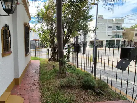 IMPRESIONANTE CASA DE ESTILO INGLES DE 5 AMB. CON GRAN FONDO LIBRE LATERAL GARAGE PARA 2 AUTOS 