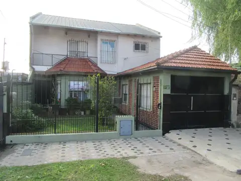 Venta Chalet - 3 Dormitorios - 3 Baños - Garage - Venta Directa   Acepta Permuta  