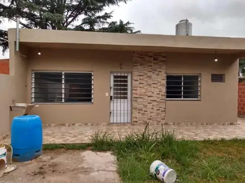 Casa venta amplio terreno Castelar  Sur