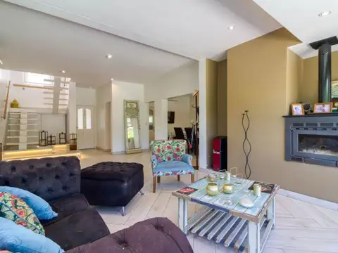 Casa 6 ambientes con 4 baños