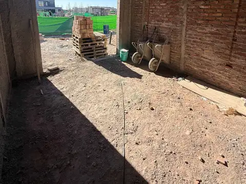 Casa en pozo 3 dormitorios B° privado Las Retamas