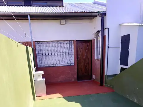 PH de 3 Ambientes con Patio. Dormitorio. Balcon. Entrepiso. Sin Expensas. Posesión Inmediata