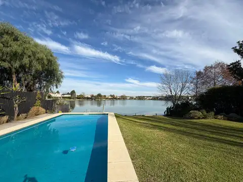 Casa en venta en Santa Bárbara a la laguna central