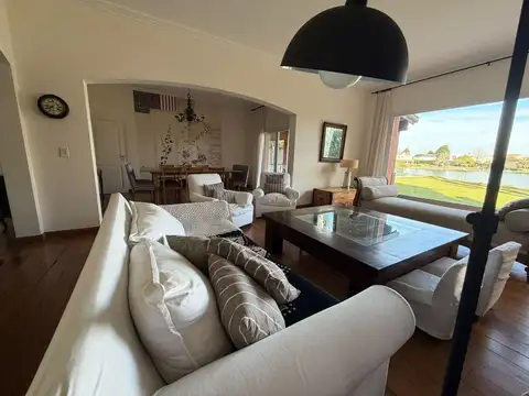 Casa 6 ambientes con 4 baños