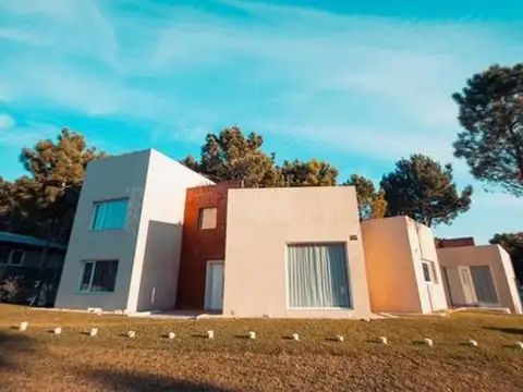 Imponente Casa minimalista barrio ALAMOS