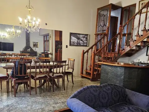 Casa en Venta con 3 cocheras