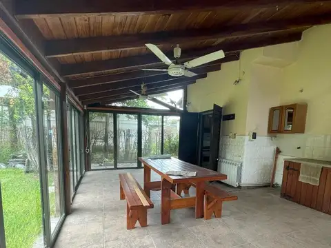 Casa 4 ambientes con 2 baños