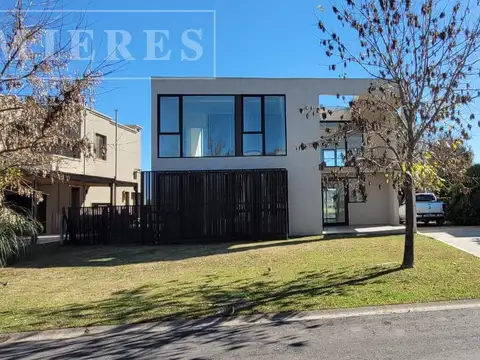 Casa en venta sobre lote a la laguna  en El Cantón Golf