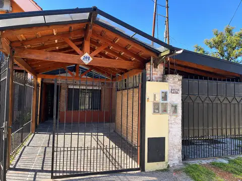VENTA TRIPLEX 4 AMBIENTES CON JARDIN Y COCHERA CIUDAD JARDIN  ACEPTA PERMUTA