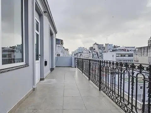 Departamento 3 ambientes Duplex Piso Luminoso Reciclado con balcon aterrazado en Tribunales