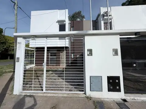 Casa en Los Hornos Calle 46 Esquina 150