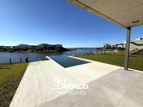 Casa 6 ambientes con 5 baños