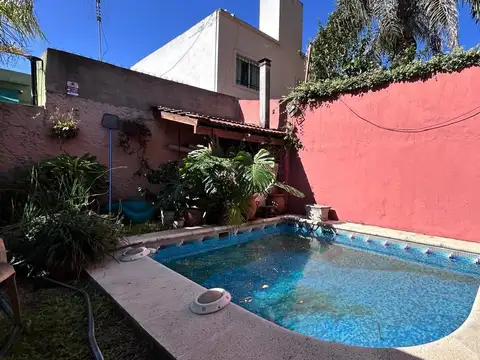 Casa 8 ambientes con 4 baños