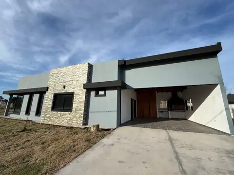 Casa 4 ambientes con 2 baños