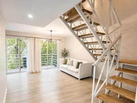 Dúplex al frente de 90m², 2 dorm. en suite, balcón y cochera cubierta en Colegiales