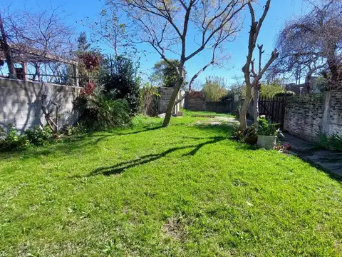 VENTA CASA 3 AMBIENTES CON PARQUE EN BERNAL