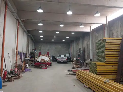 Venta en Bloque Galpón/Depósito en  San Justo 10m x 43m Excelente ubicación. 6 deptos en Planta Alta