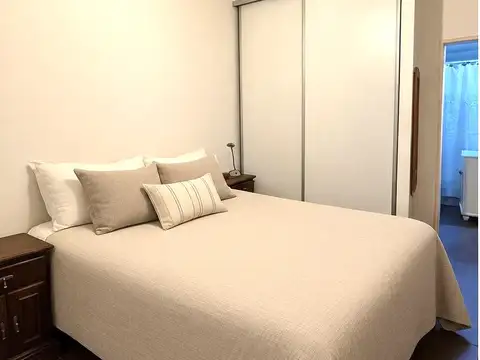 IMPECABLE CON PATIO , PARRILLA PROPIA , COCHERA CUBIERTA Y BAULERA