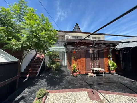 Casa 8 ambientes con 2 baños