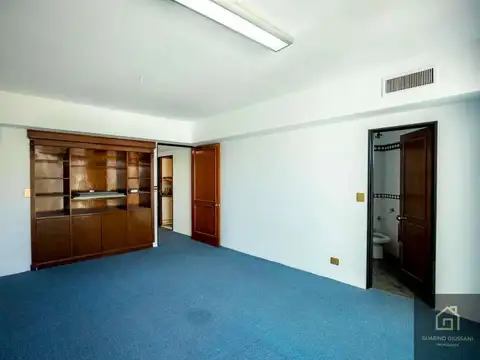 SE ALQUILA EXCELENTE OFICINA DE 260 m2 CON 5 COCHERAS EN DIAGONAL SUR, PISO ALTO, SUPER LUMINOSA 