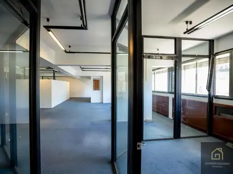 Oficina 10 ambientes con 4 baños