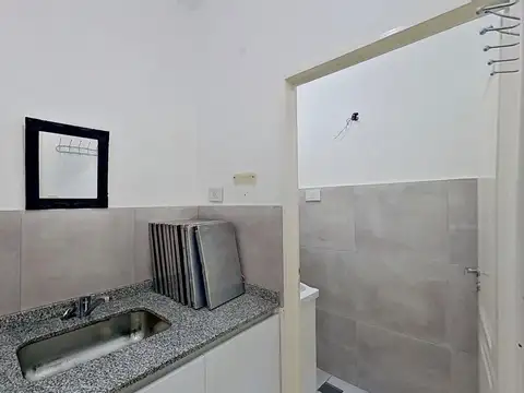 AMPLIO LOCAL CON DOBLE ALTURA EN VENTA, AVELLANEDA