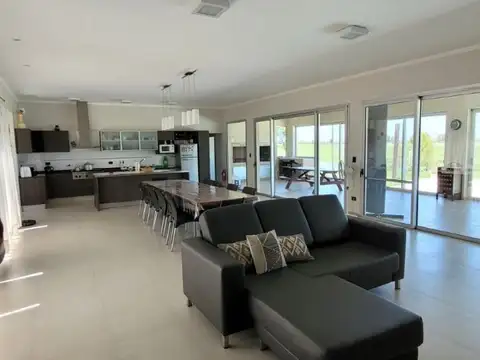 Casa de 3 dormitorios, 3 baños, quincho cubierto, pileta, bajada de lancha. El Solar de Victori...