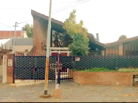 CHALET DE ESTILO MODERNO CON 5 AMBIENTES HAEDO NORTE