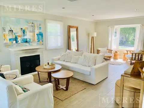 Casa en Alquiler con 4 cocheras