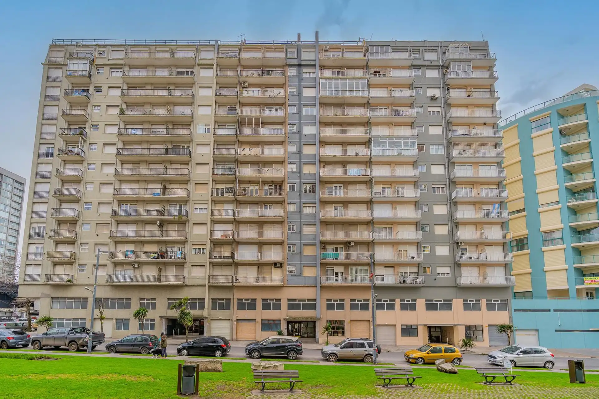 Venta departamento de 3 ambientes con dependencia y cochera