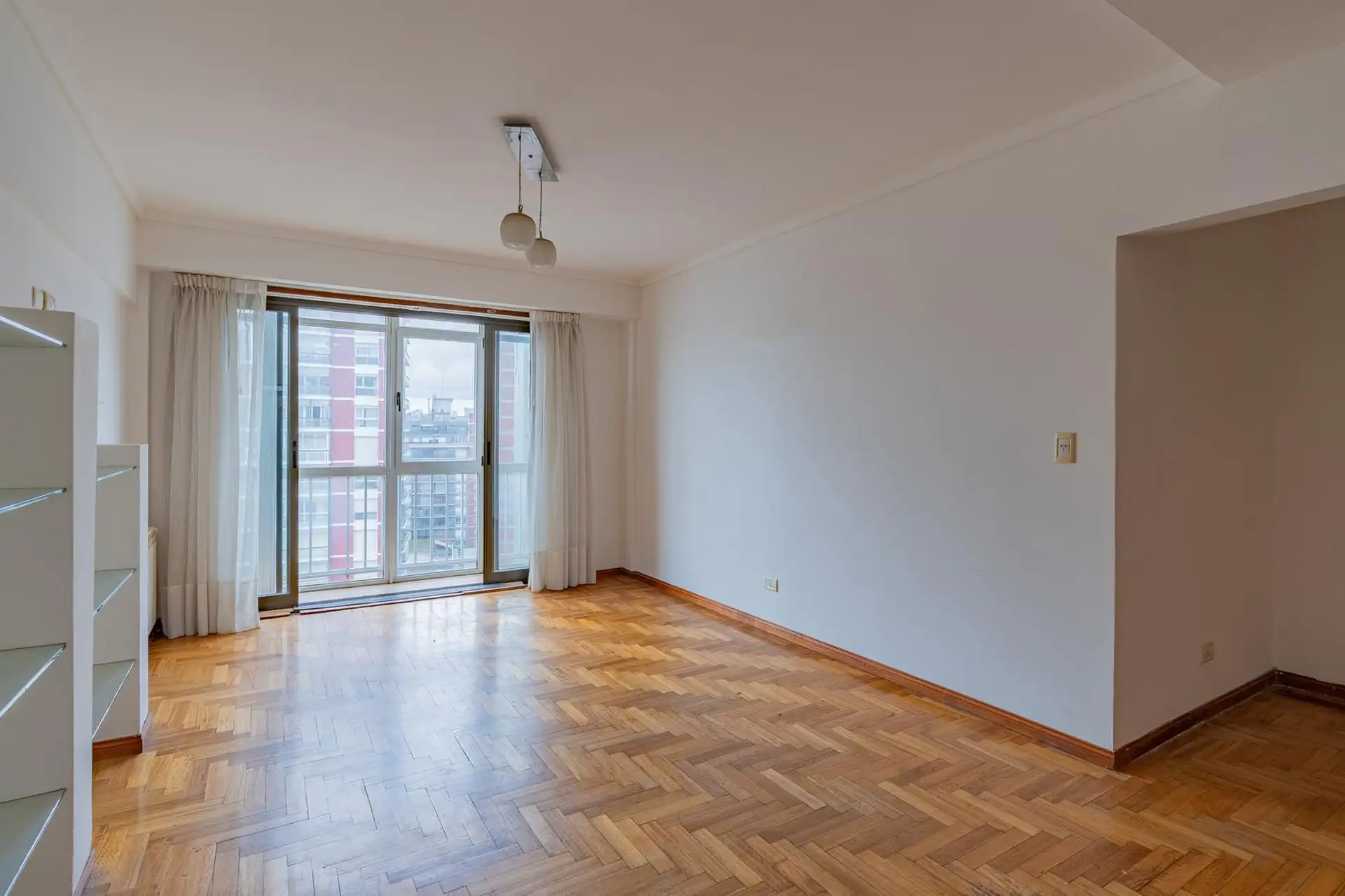 Venta departamento de 3 ambientes con dependencia y cochera