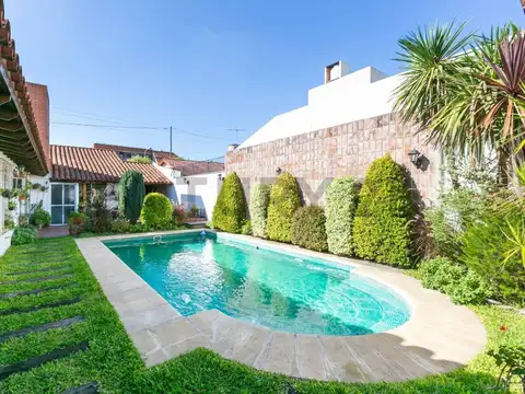 Venta casa 5 amb c pileta garage y quincho PERMUTA