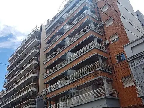 Al frente con Balcón y Cochera