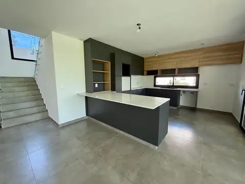 Casa en Venta con 4 cocheras