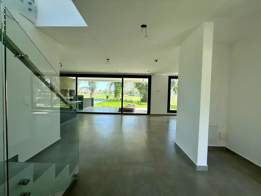 Casa - 320  m² Cubierta | 4 dormitorios | A Estrenar | 5 baños | 6 ambientes | 4 cocheras