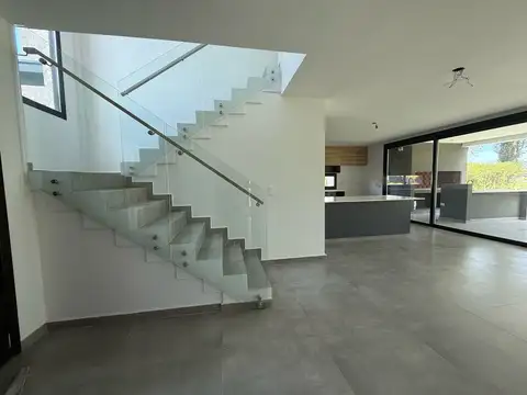 Casa en Venta con 4 cocheras