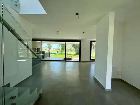 Casa 6 ambientes con 5 baños