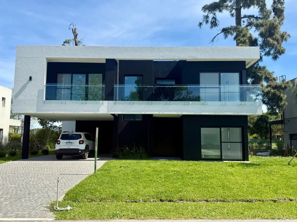 Casa en Venta - 4 dormitorios - USD 650.000