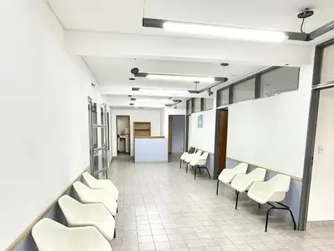 CONSULTORIOS, OFICINAS EN 1º PISO