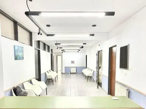 CONSULTORIOS, OFICINAS EN 1º PISO