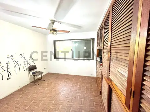 VENTA  CASA 5 AMBIENTES A RECICLAR SOBRE AMPLIO LOTE 864 m²-VILLA UDAONDO -PARQUE LELOIR