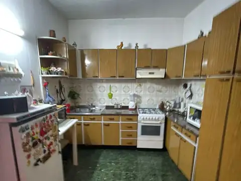 CASA 4 AMBIENTES + 2 LOCALES - 300m2 TOTALES - OPORTUNIDAD!