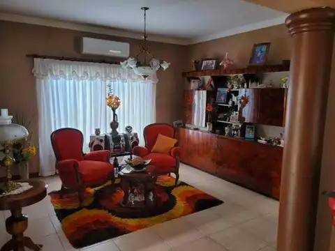 Casa 6 ambientes con 4 baños
