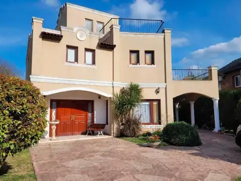 Casa en Venta - 4 Dormitorios 4 Baños - 600mts2 - Moreno