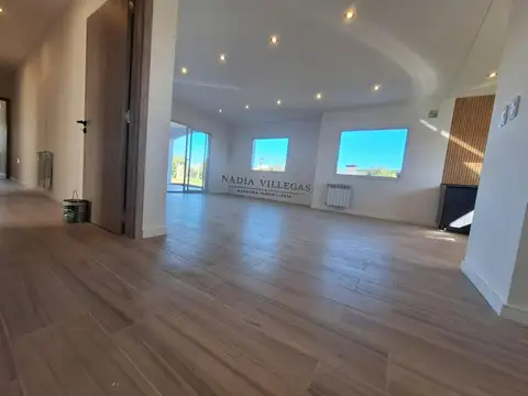 Casa en Venta con 3 cocheras