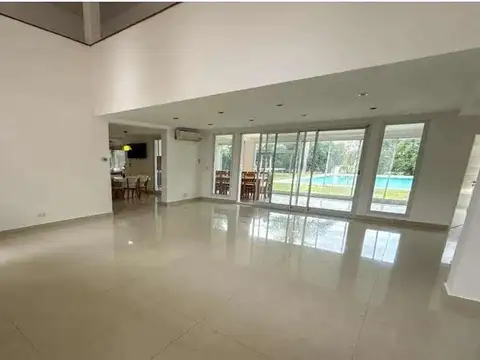 Casa en venta - 5 Dormitorios 3 Baños - Pilar