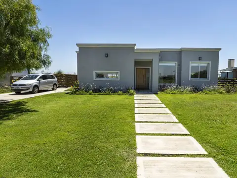 Casa 5 ambientes con 2 baños