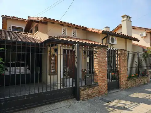 VENTA - Casa 4 Amb. con Jardín, Quincho y Coch en Martínez