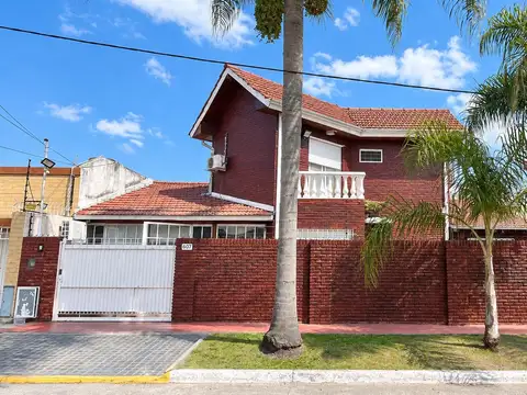 Venta Chalet 4 Ambientes con Pileta - Temperley Este.