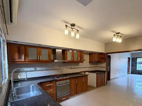 ALQUILA CASA 3 AMB CON PILETA MAS DEPTO DE 2 AMB CON GARAGE - SAN MARTIN-